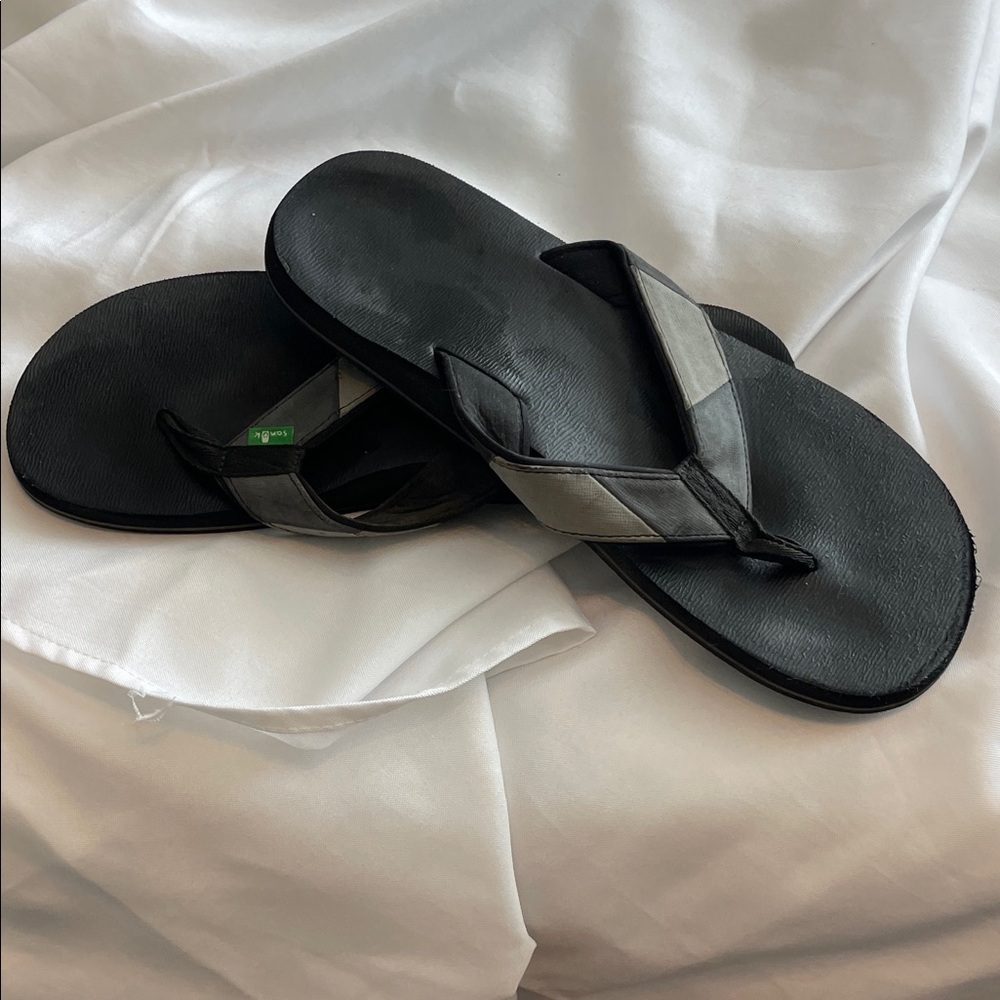 Sanuk Black and Gray Textured Sandals